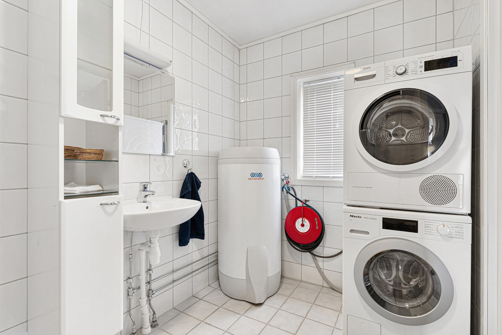 Badet har opplegg for vaskemaskin,. Galleribilde