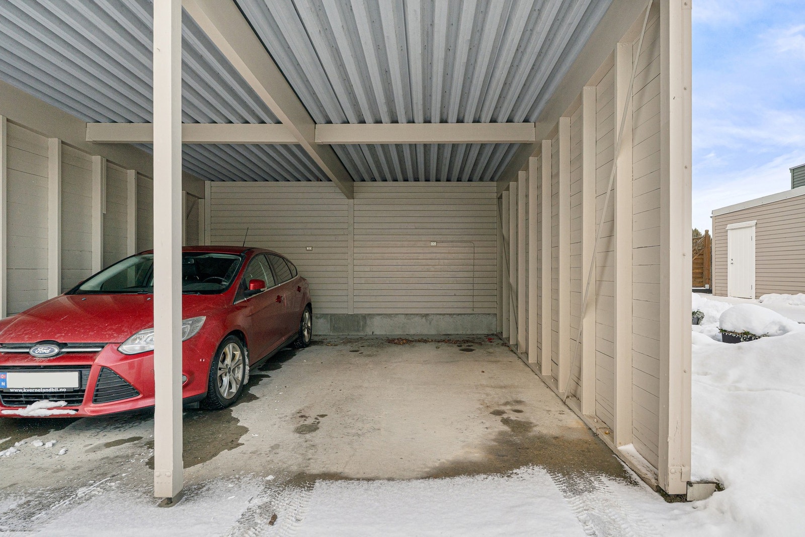 Leiligheten har fast parkering i carport (Der den røde bilen står) Galleribilde