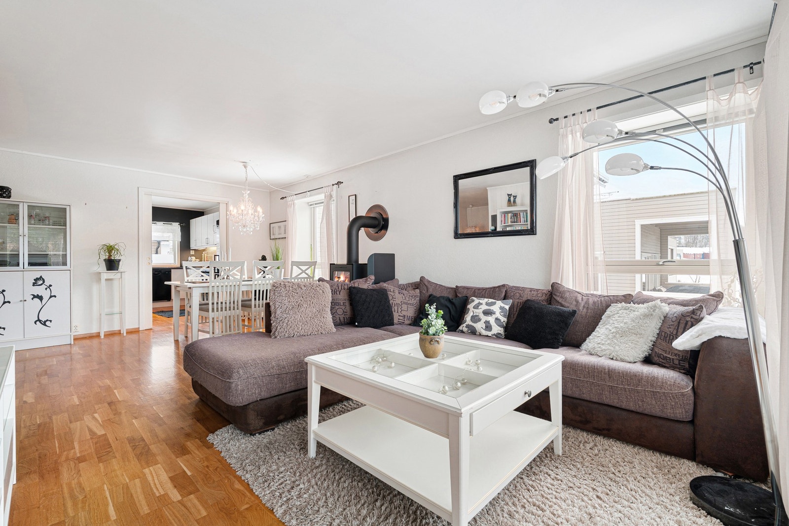 Romslig stue på hele 32,8m². Galleribilde