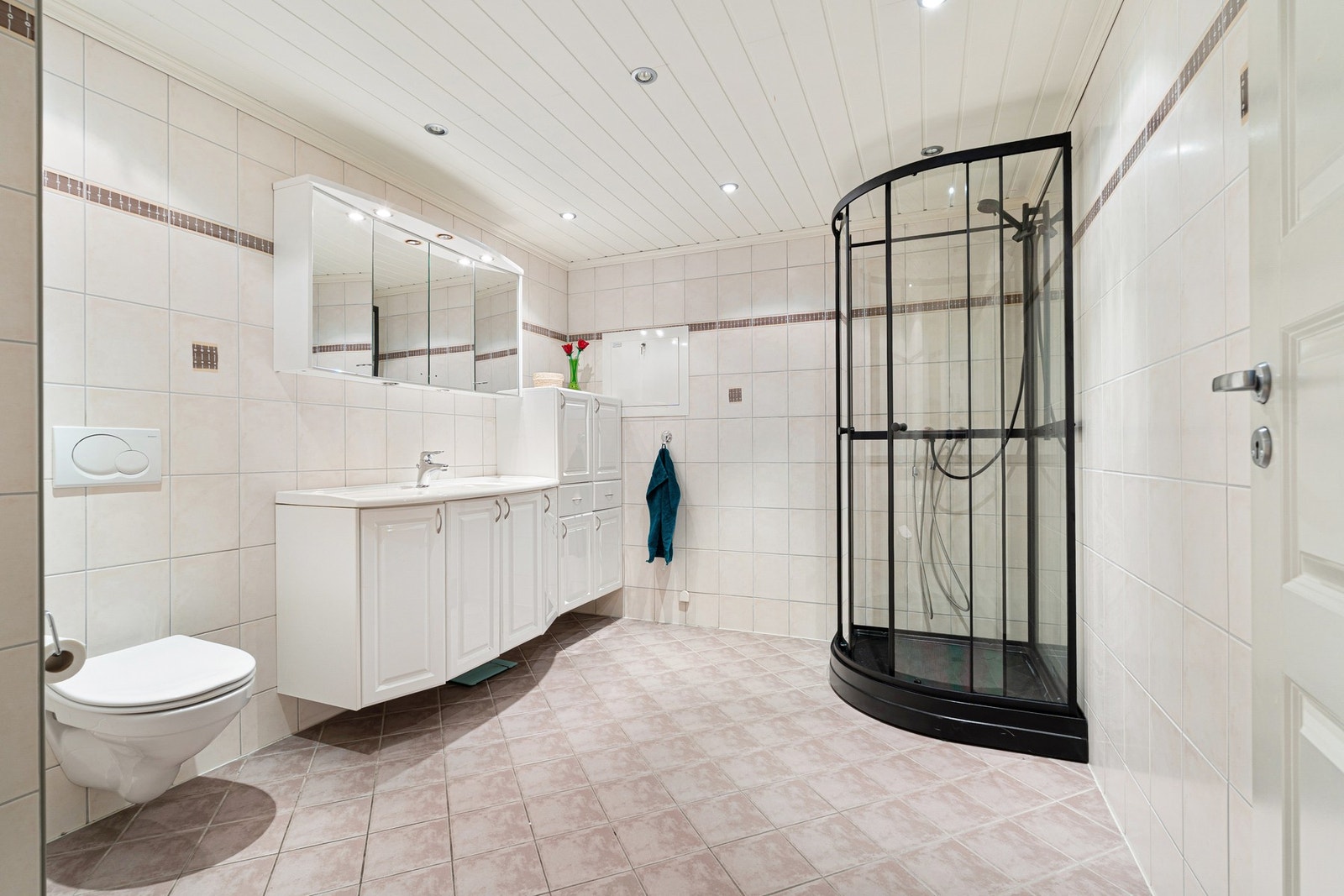 Stort flislagt bad på hele 8,1m². Badet har også elektriske varmekabler i gulvet. Galleribilde