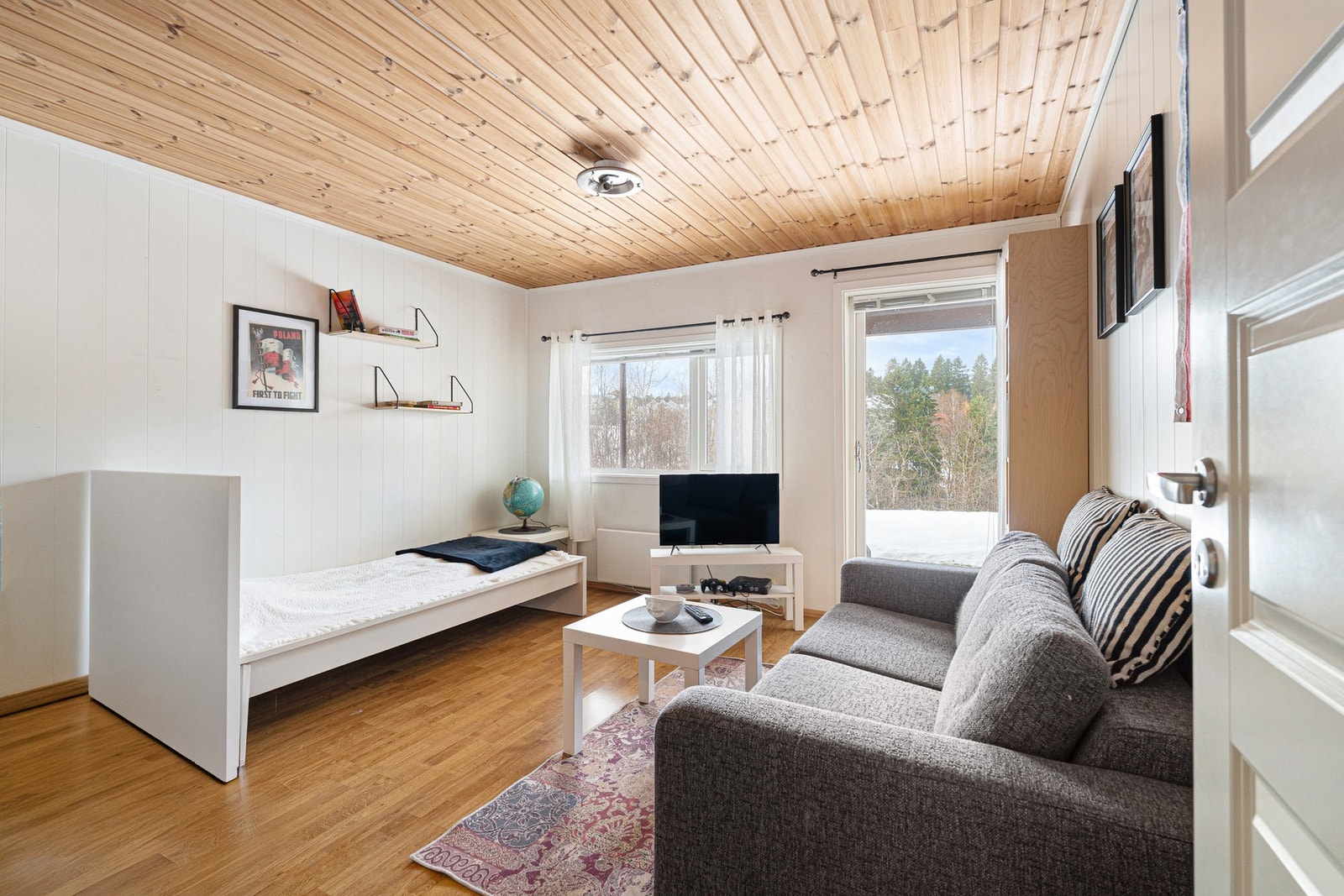 Soverom 2 sokkelen er på 14,6m² og har utgang til en stor terrasse på 32,1m². Galleribilde