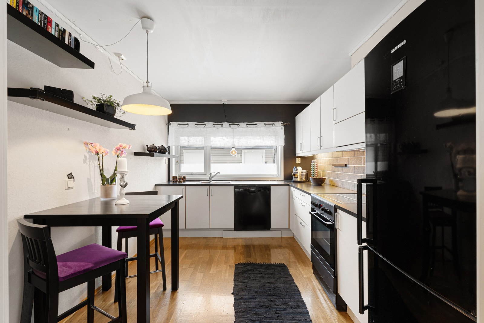 Rikelig med skap- og benkeplass. Galleribilde