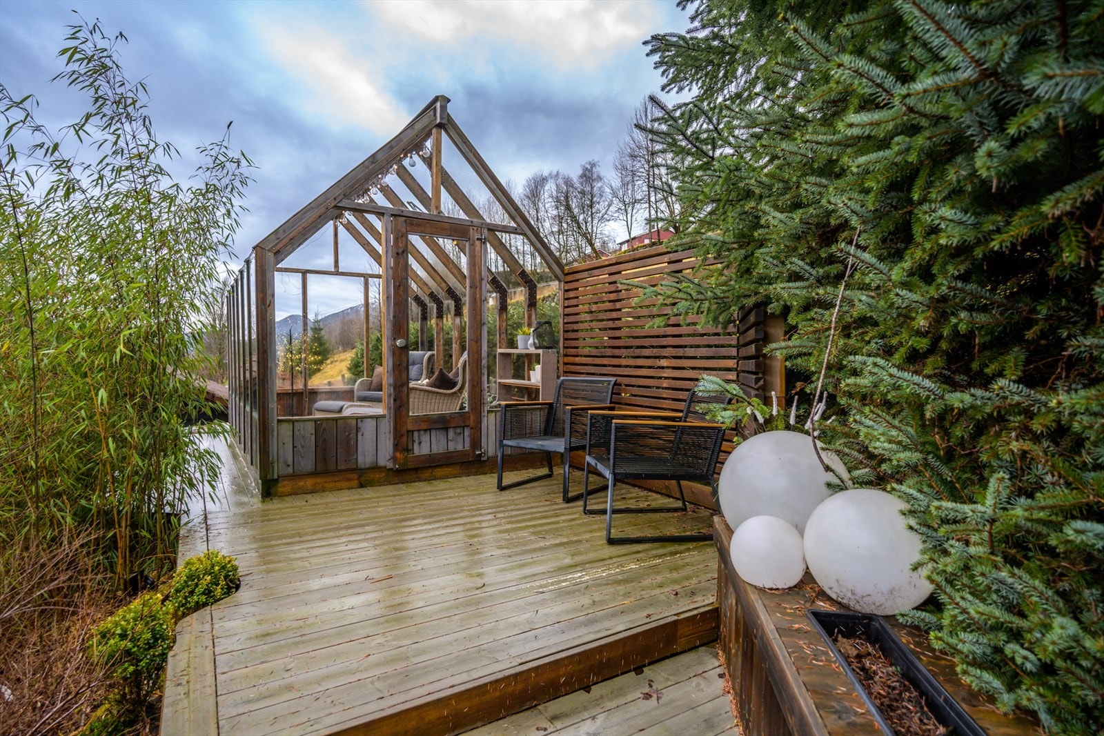 Utenfor drivhuset er det ett fint utemiljø. Galleribilde