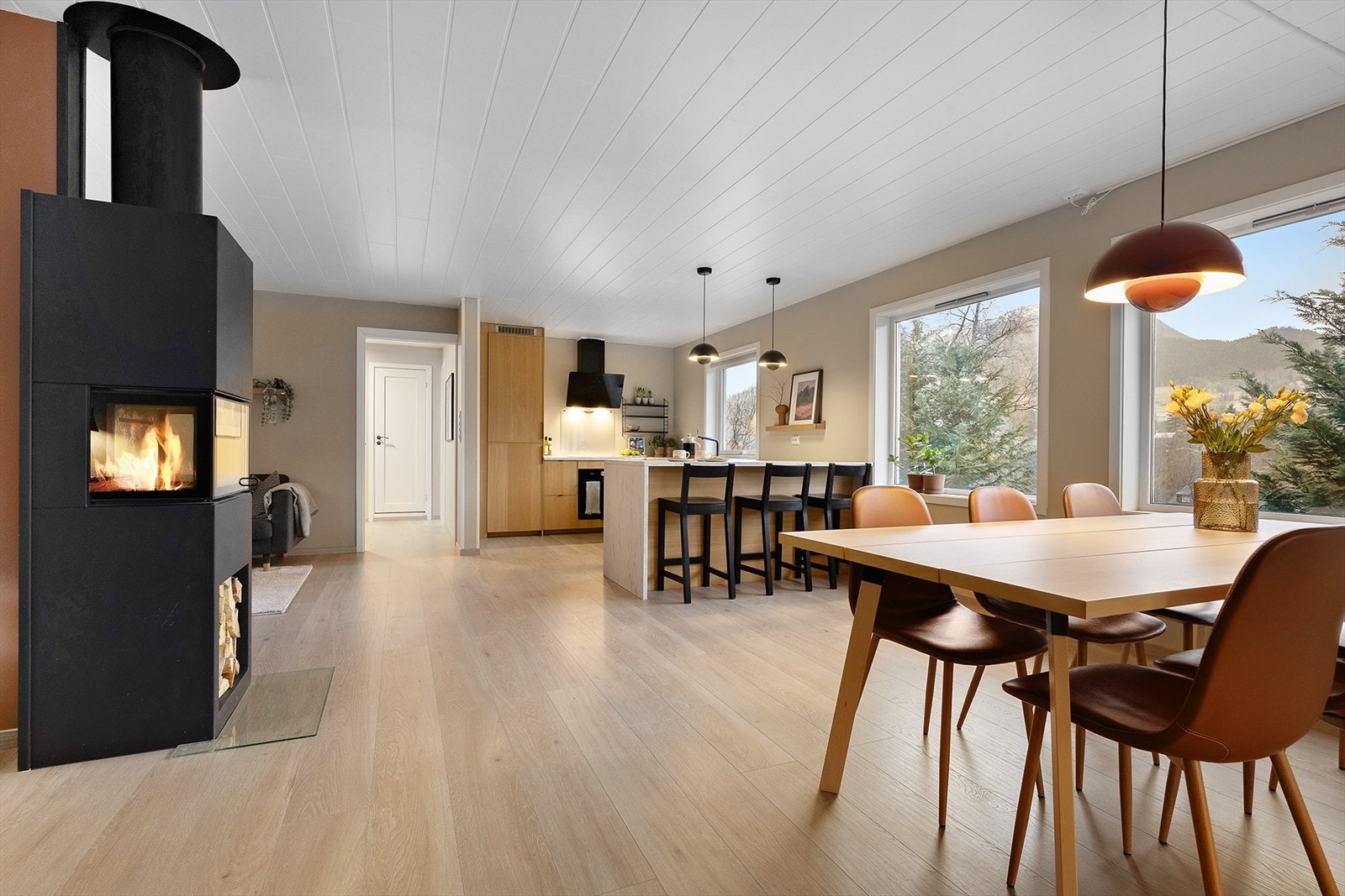 Stuen har flere soner for møblering. Peisinnsatsen er ett naturlig midtpunkt og fungerer som en rpmdeler mellom dagligstuen og TV-stuen. Galleribilde