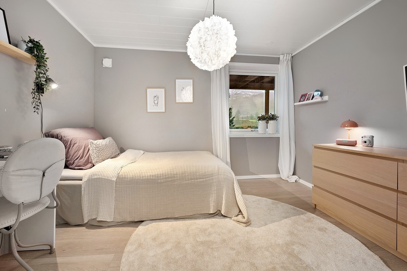 Soverommene i underetasjen er romslige og har modernisert standard. Galleribilde