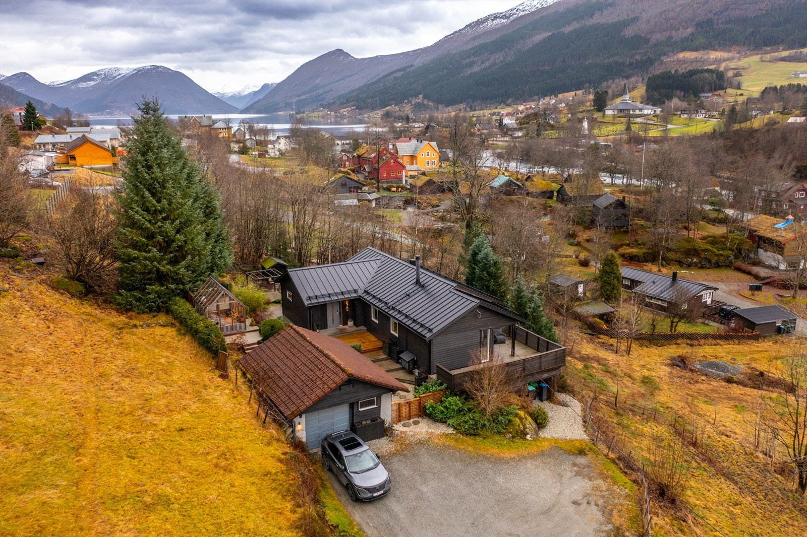 Vassenden sentrum med butikk, skole, badebrygge, flerbrukshall, pumptrack og andre lekeapparat ligger med gangavstand til eiendommen. Galleribilde