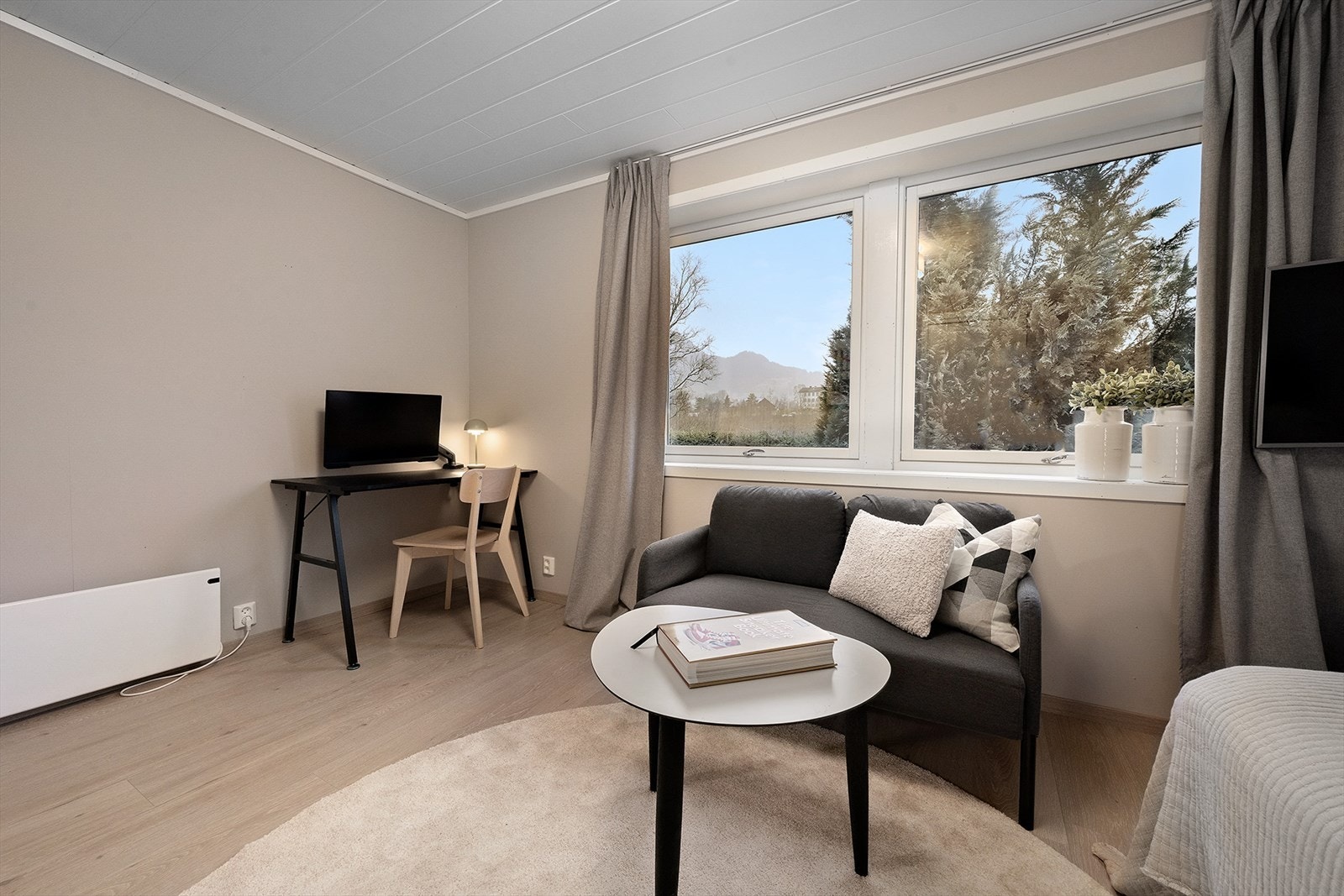 Det siste soverommet har inngang til walk in garderobe. Galleribilde