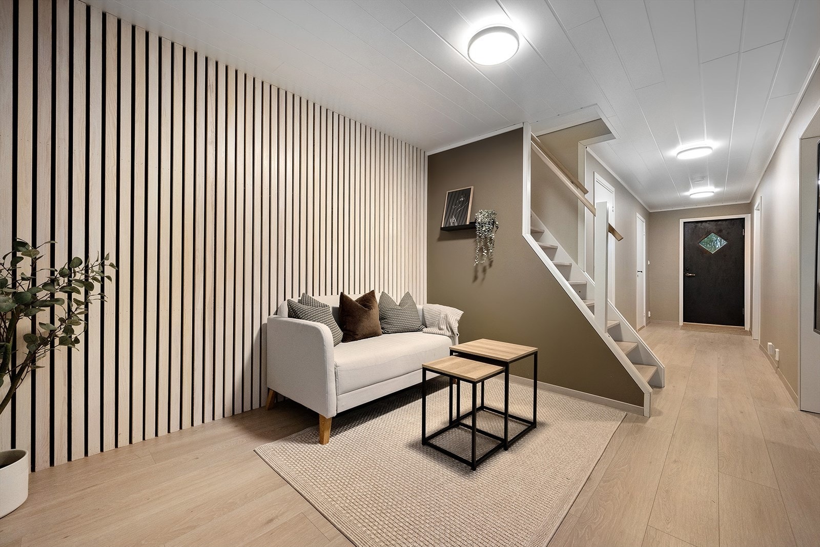 I underetasjen er det en kjellerstue, ett fullverdig bad, vaskerom, bodareal og tre soverom. Totalt er det fem godkjente soverom i huset. Galleribilde