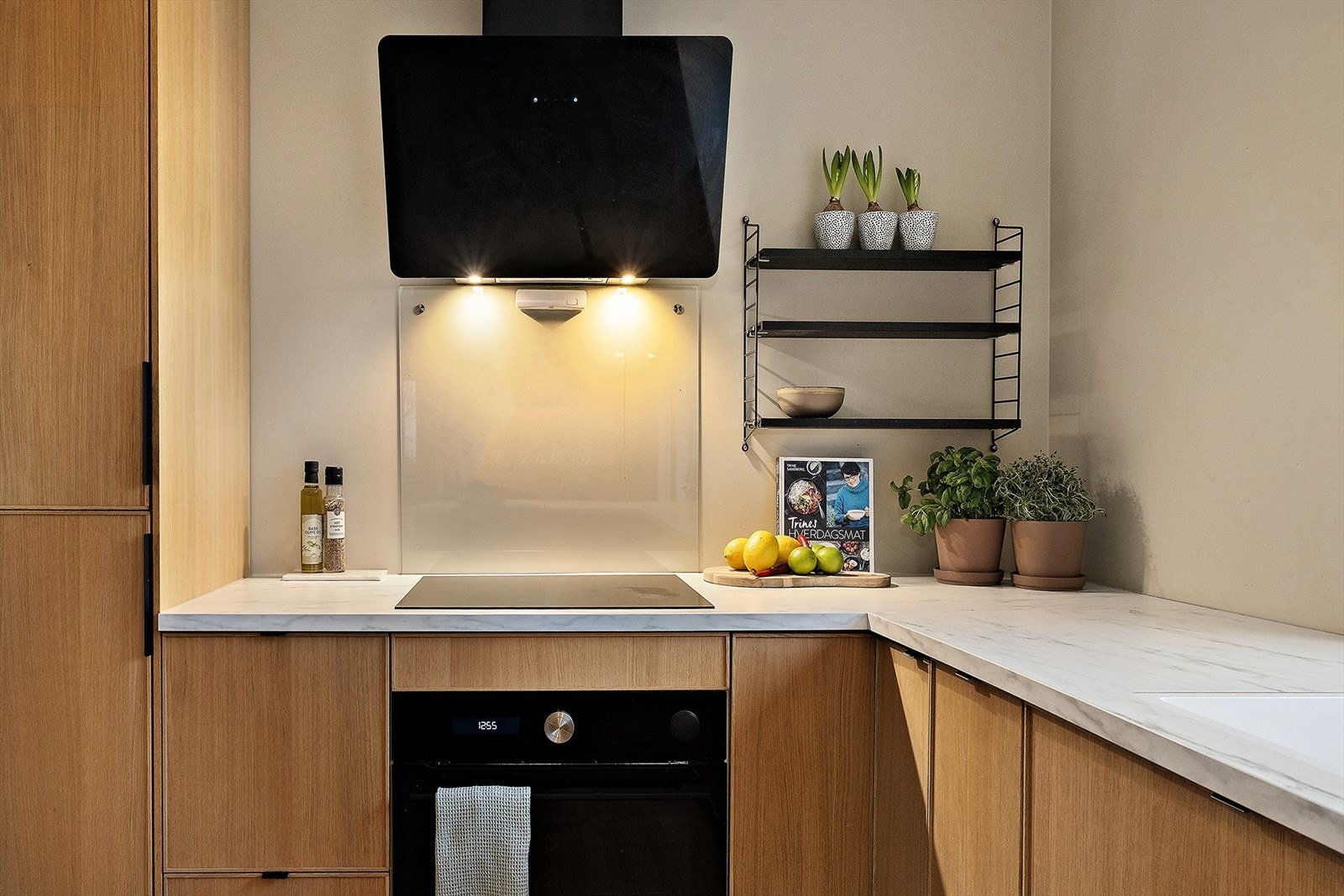 Kjøkkenet er fullt utstyrt med integrerte hvitevarer som følger med ved salg. Galleribilde