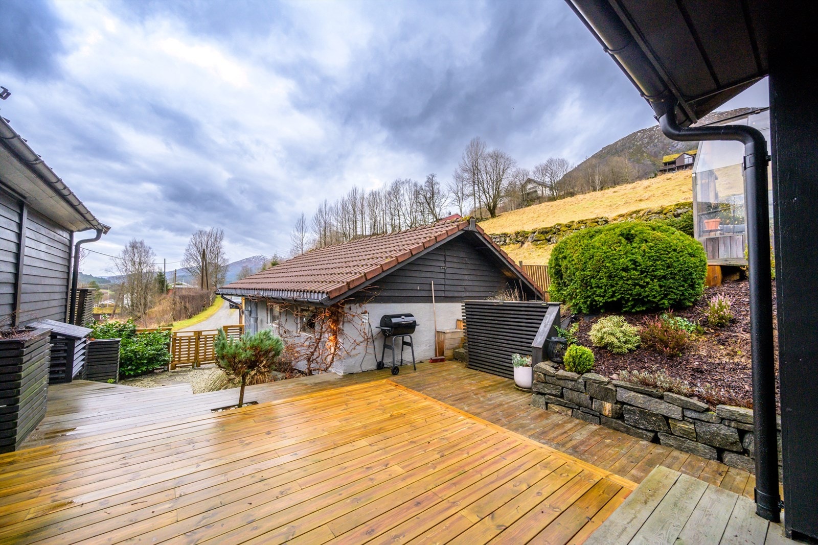 Rundt huset er det opparbeidet flere uteplasser og solterrasser. På terrassen ved inngangspartiet er det sen kveldssol om sommeren. Galleribilde