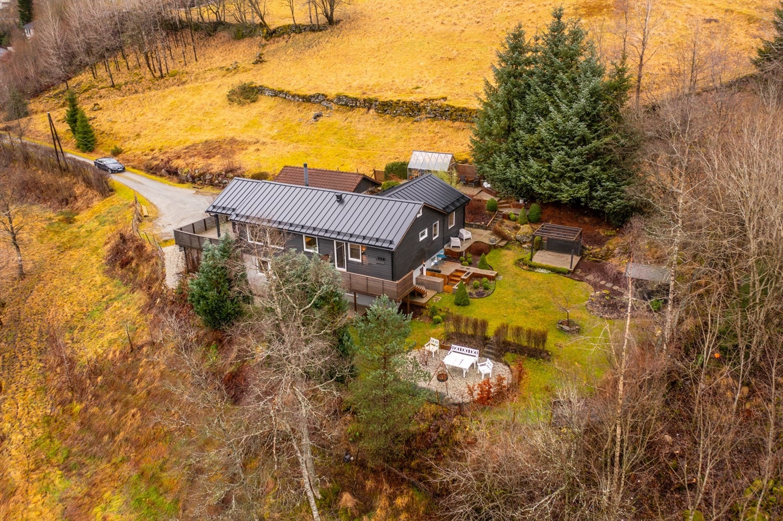 Eiendommen ligger nær skole, barnehage, butikker, tjenester og aktivitetstilbud på Vassenden. Galleribilde