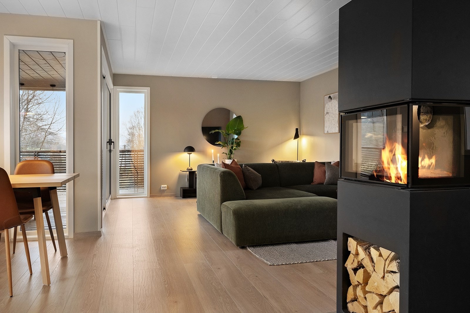 Boligen har også varmepumpe som gir en jevn og komfortabel grunnvarme i huset. Galleribilde