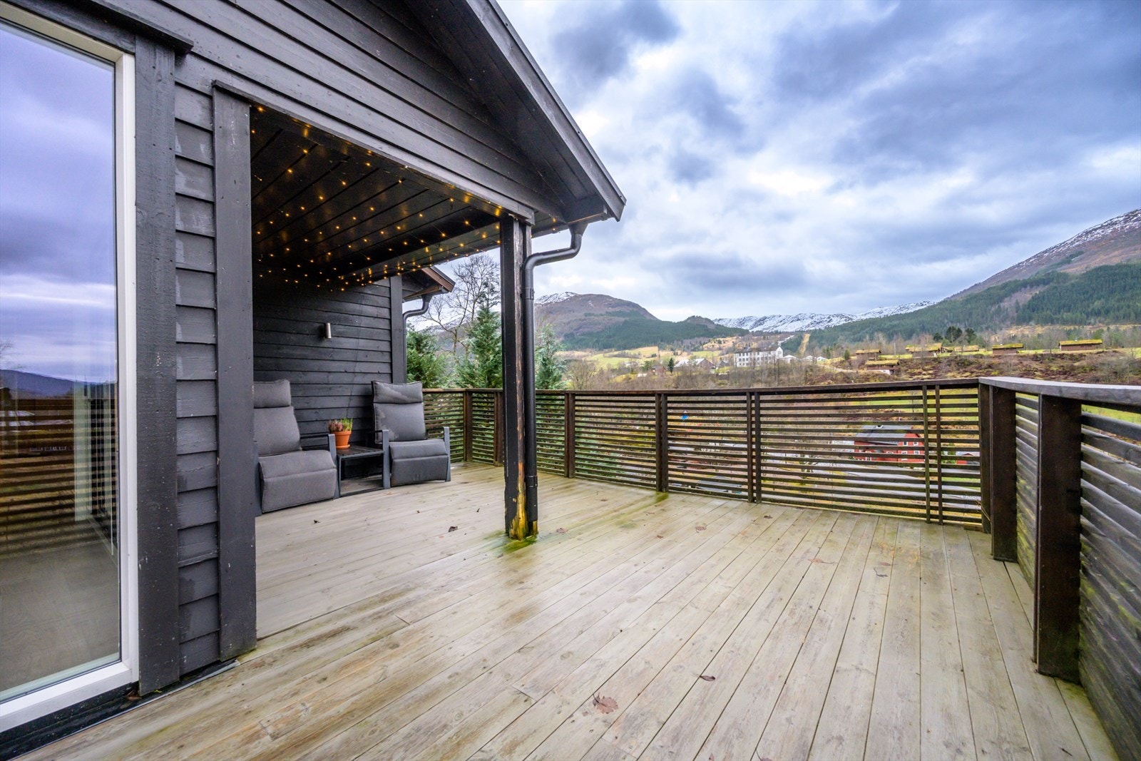 Verandaen ligger vendt mot sør. Her er det gode solforhold store deler av året. Galleribilde