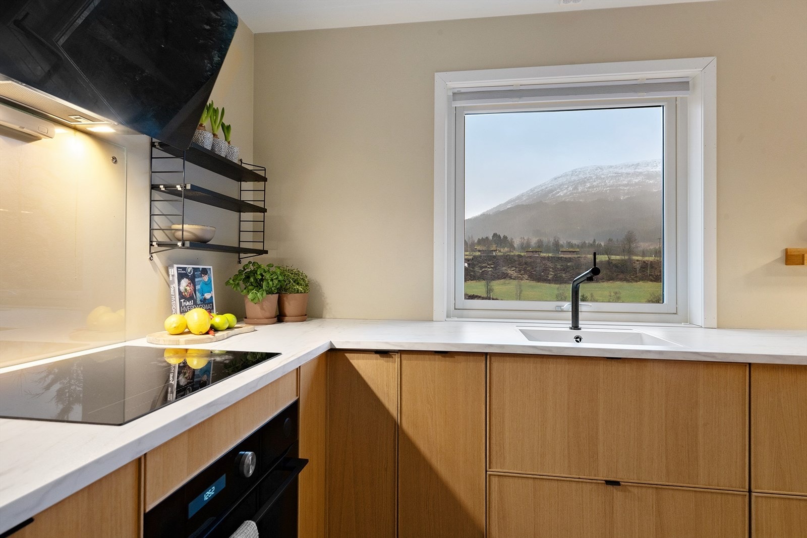 Innredningen har god kapasitet med mye skap- og benkeplass. Galleribilde