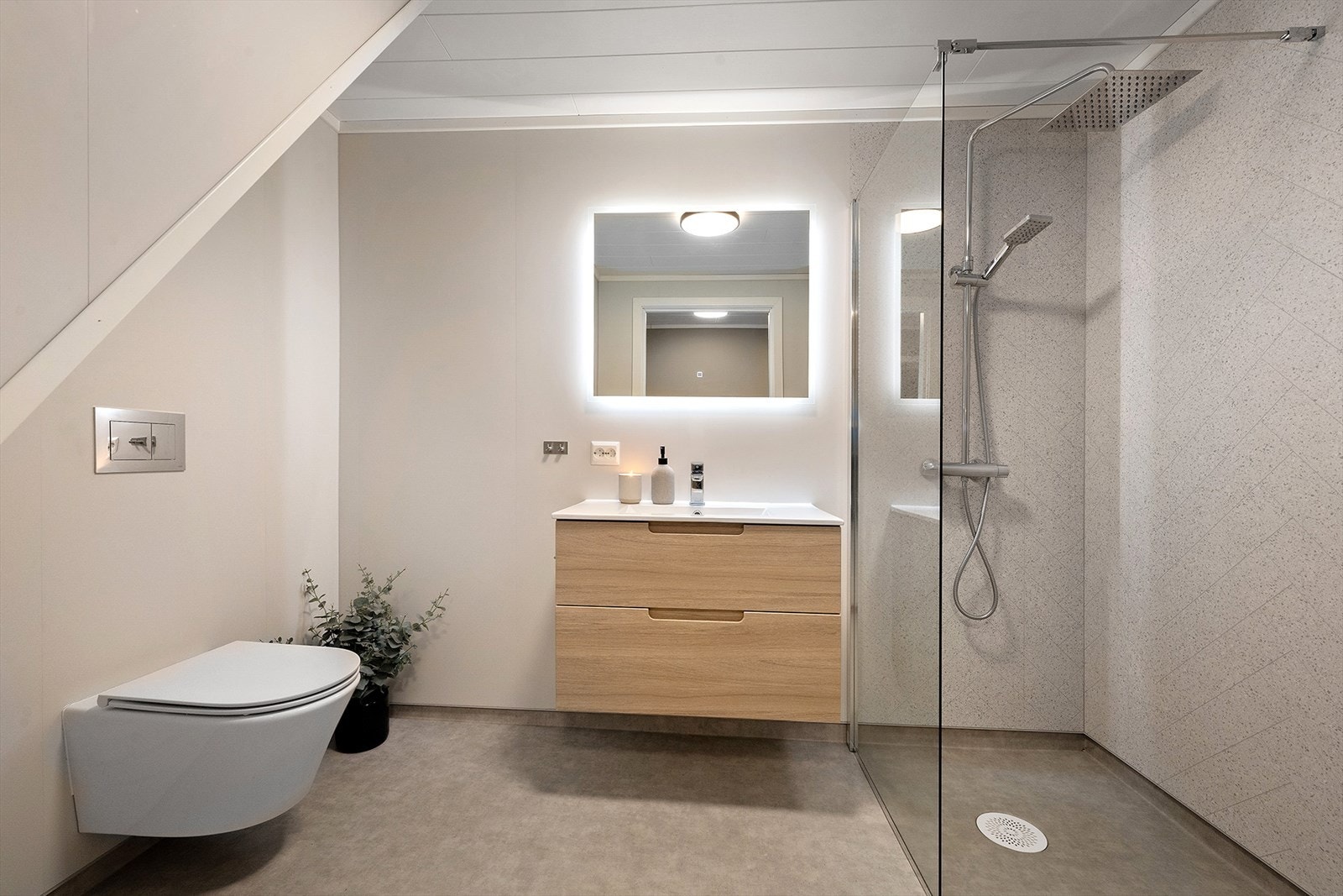 Underetasjen har ett lekkert bad som ble renovert i 2023. Galleribilde