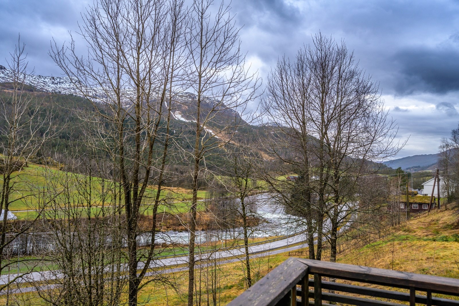 Fra verandaen ser du i retning mot Jølstra og Jølster Skisenter. Galleribilde