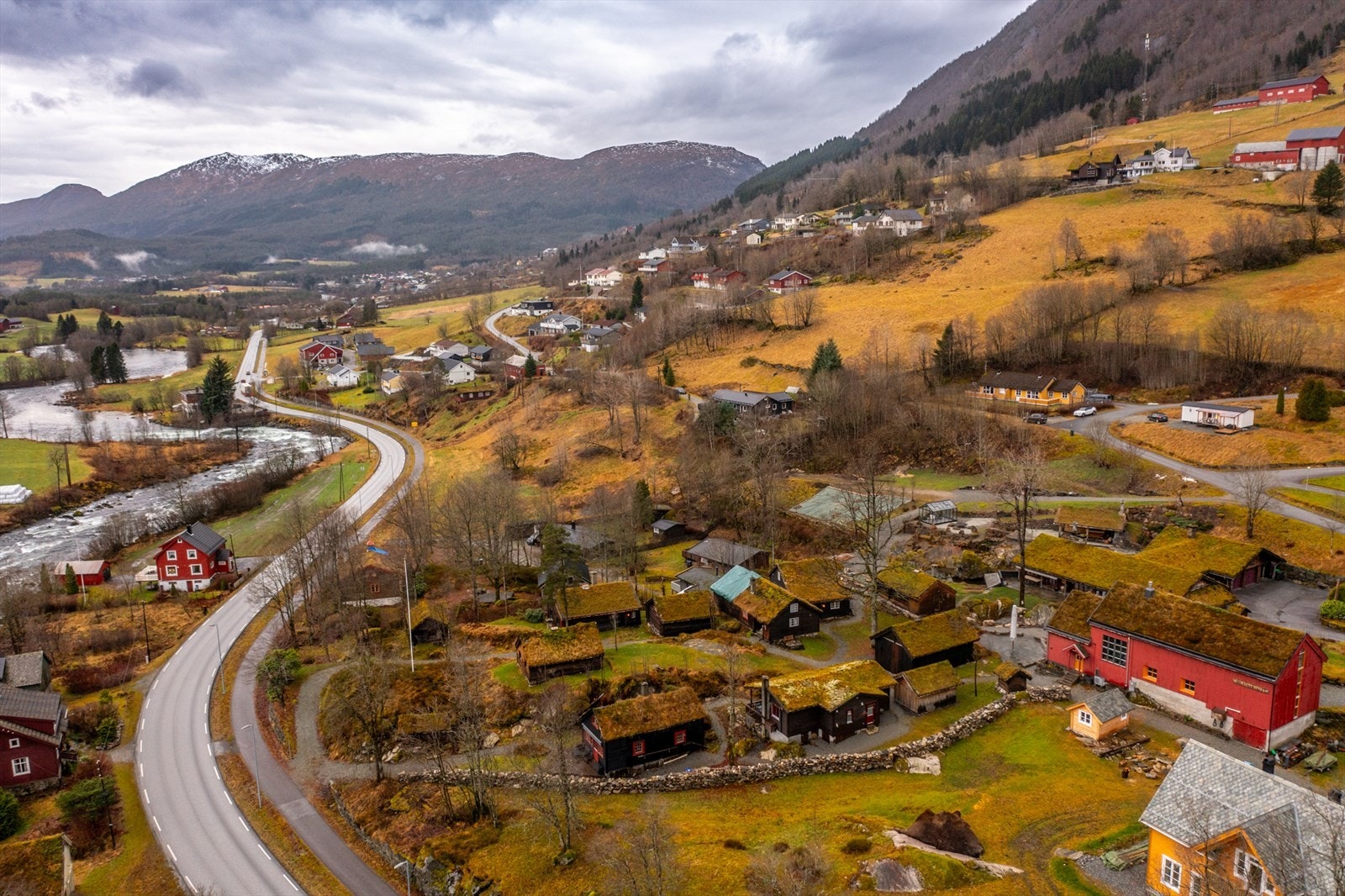 I nærområdet er det søndagåpen butikk, spisesteder, skianlegg og golfbane med simulator. Galleribilde