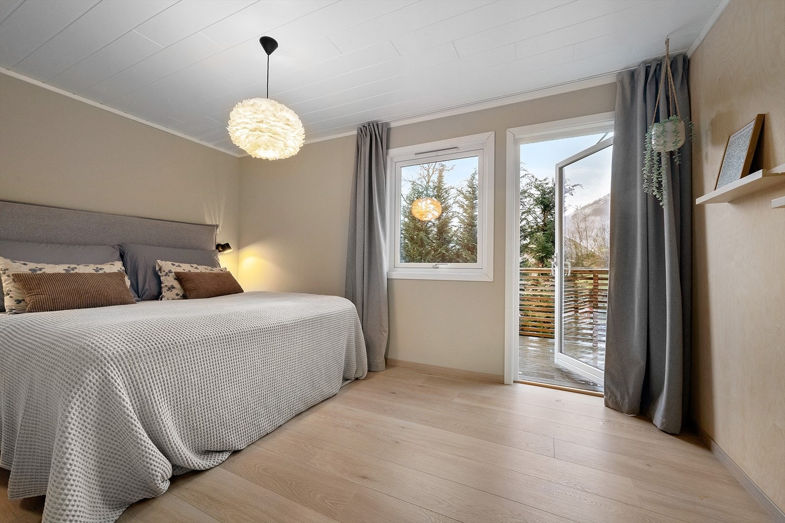 Tilbake i hovedetasjen ligger hovedsoverommet som har utgang til sørvendt veranda. Galleribilde