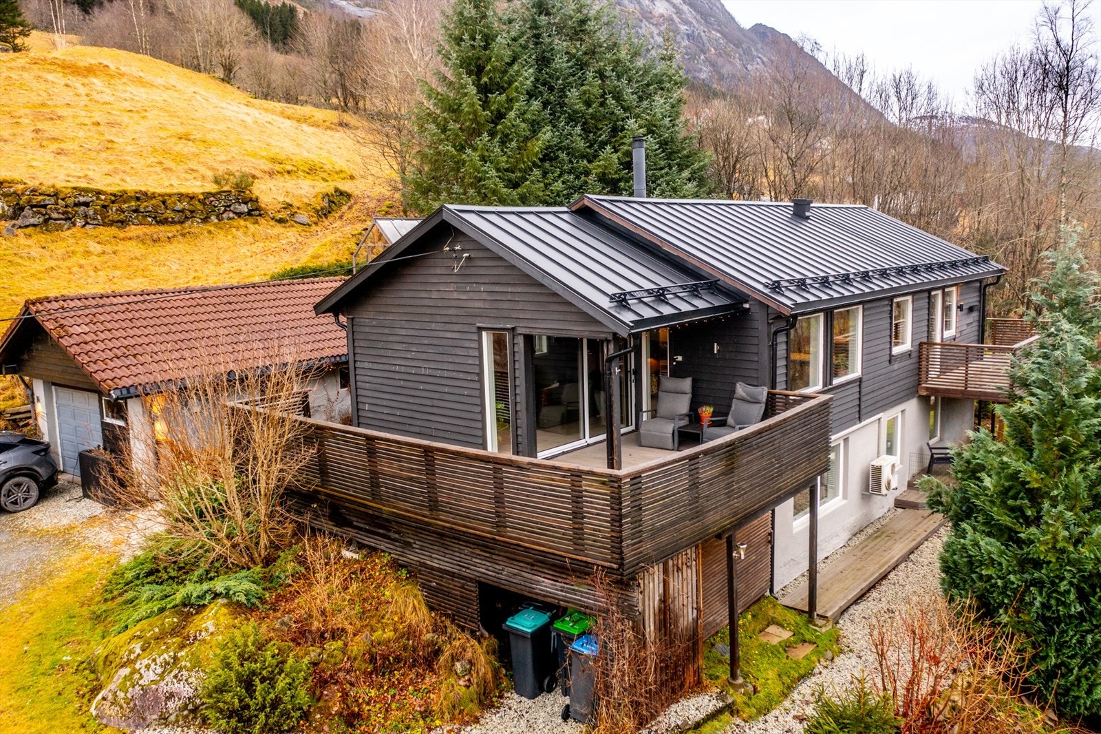 Huset fremstår med godt vedlikehold og flere oppgraderinger. Huset fikk ny taktekking i 2023. Galleribilde