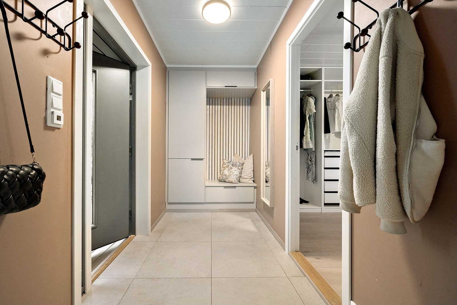 I yttergangen er det oppheng for ytterklær og tilpasset garderobeinnredning. Det er lagt varmekabler i gulvet. Galleribilde