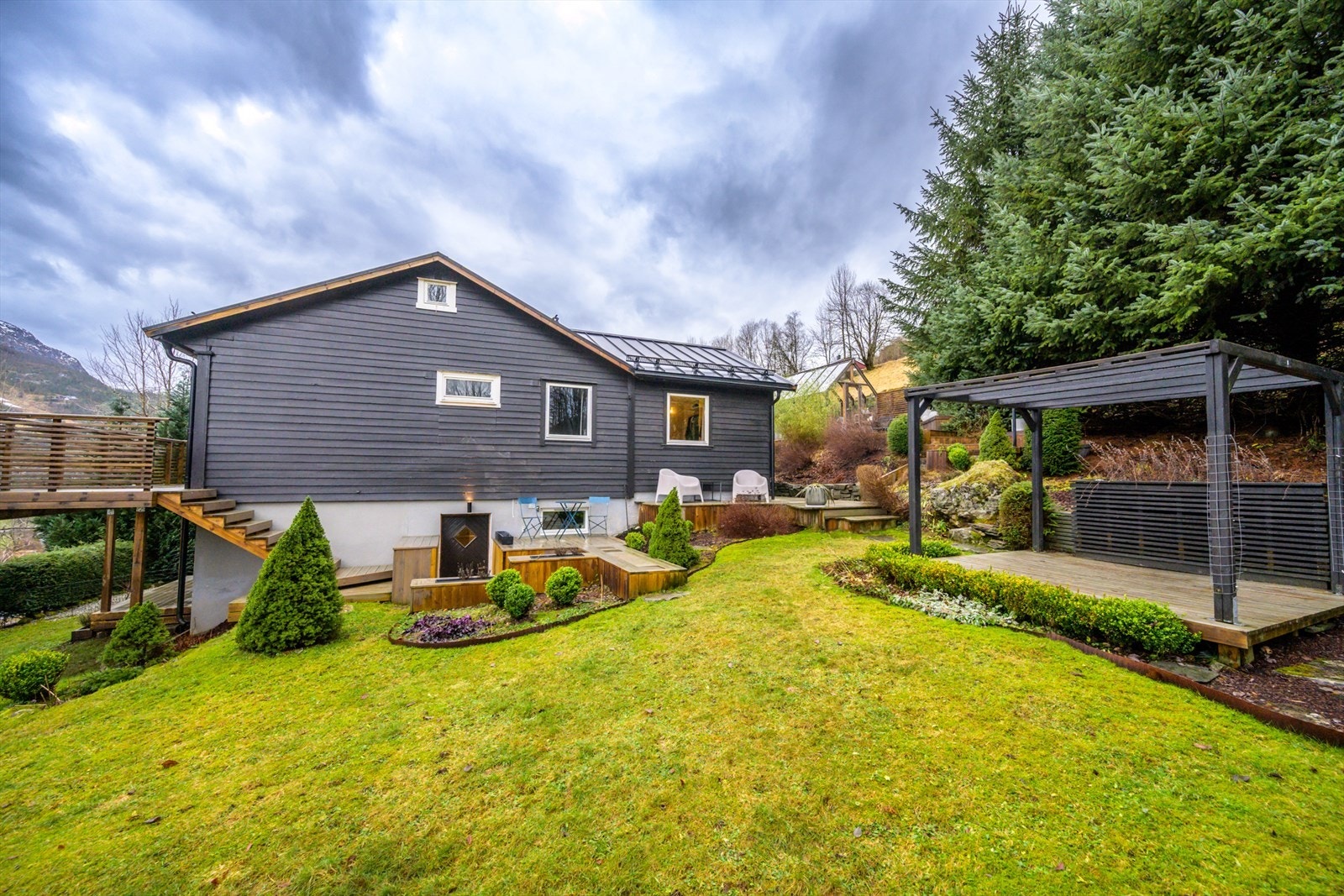 Drømmer du om en rolig plassering i blindveg og privat hage bør du se nærmere på denne eiendommen. Galleribilde