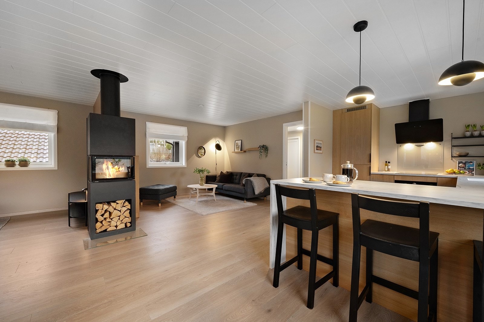 Langs kjøkkendisken er det overheng og plass til barstoler. Galleribilde