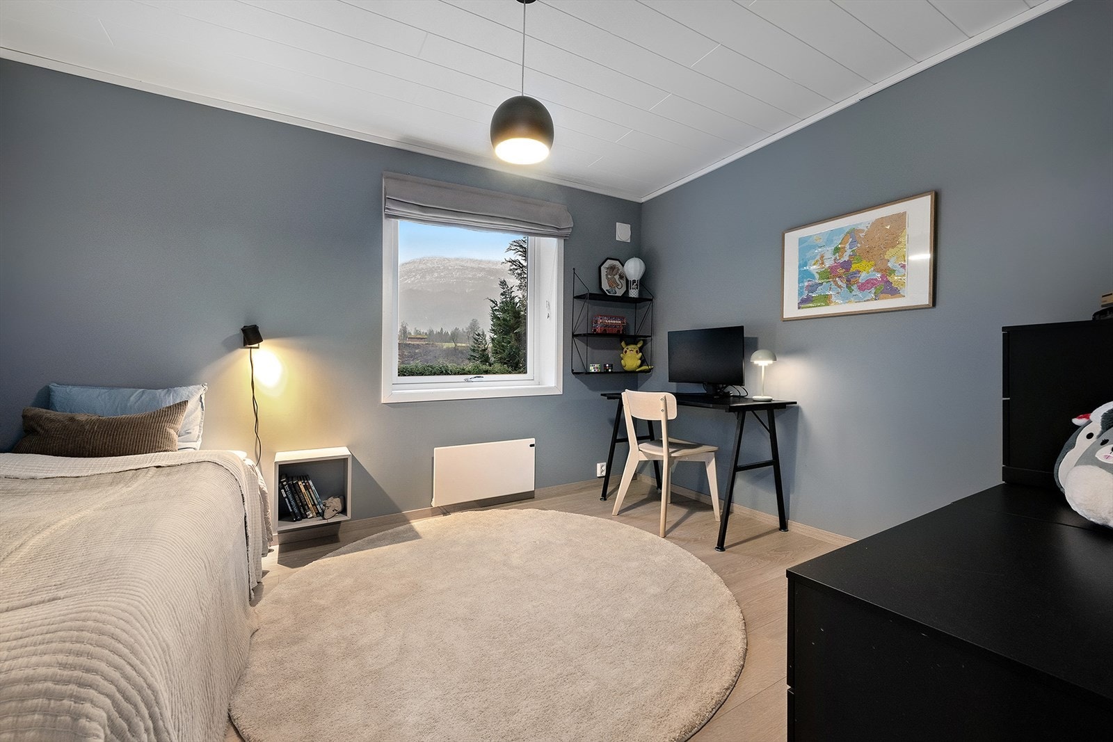 Ett av fem soverom i huset. Galleribilde