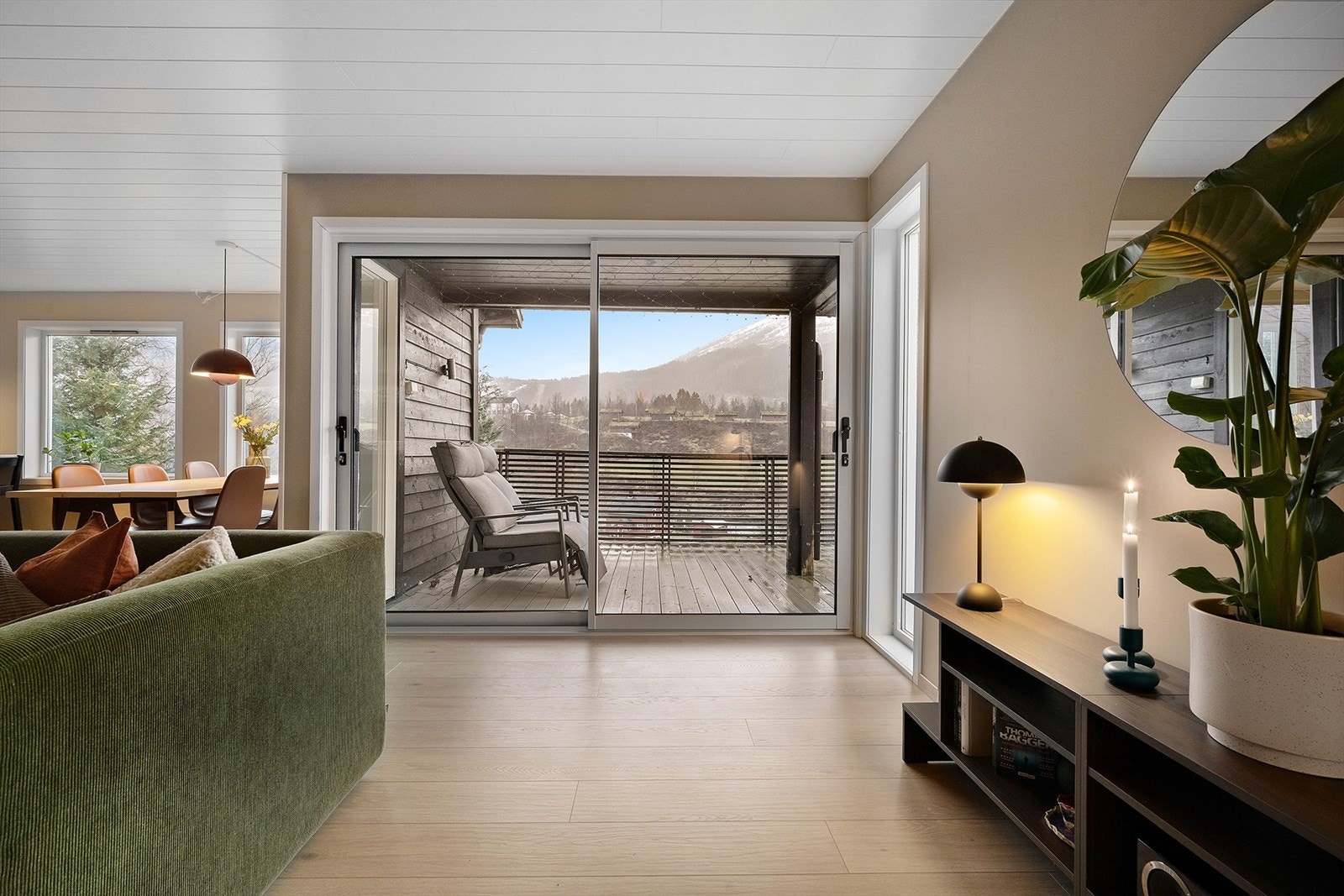 Stuen er åpen pg luftig med skyvedør ut til delvis overbygd veranda. Galleribilde