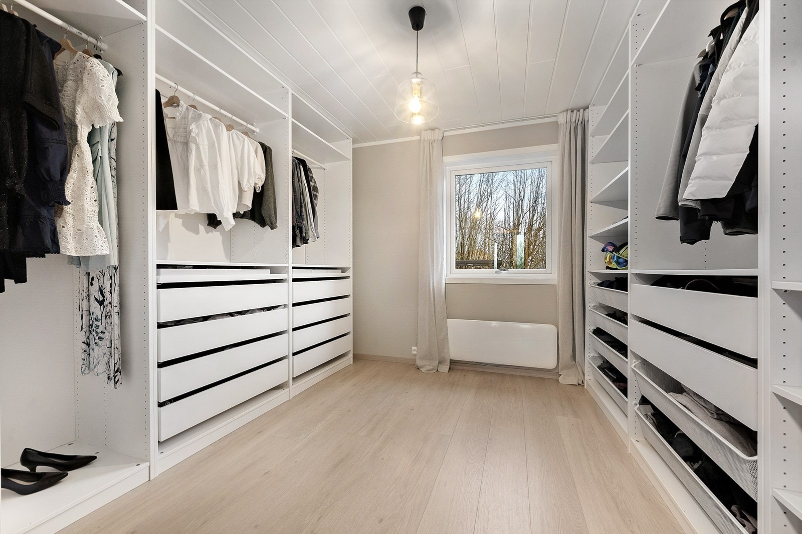 Rommet som ligger ved yttergangen er ikke byggegodkjent som soverom. Dette rommet brukes i dag til lagringsrom og garderobe. Galleribilde