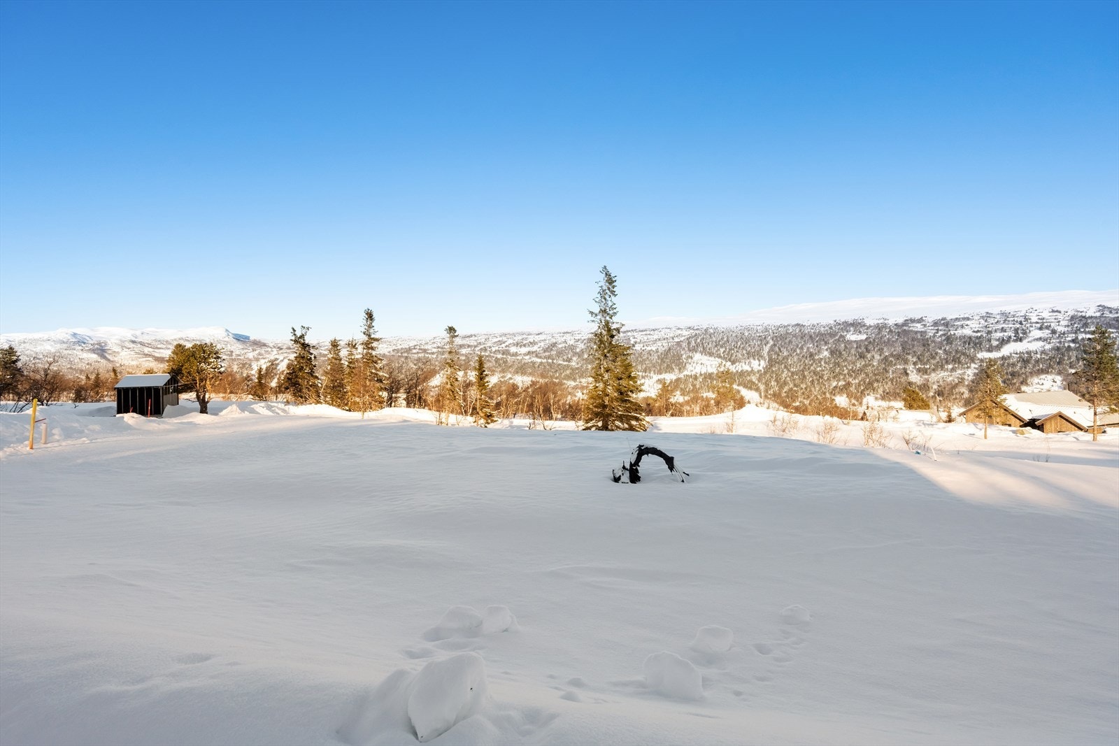 Flott utsikt - Ski in/out. Ferdig støpt plate med vannbåren varme på tomta og det foreligger godkjent byggesøknad. Galleribilde
