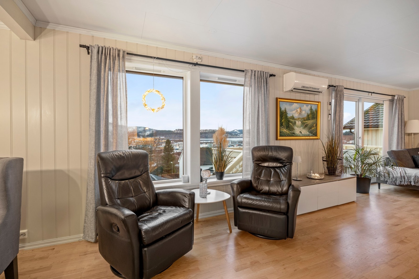 Generøse vindusflater sikrer pen utsikt til fjorden og gode lysforhold! Galleribilde