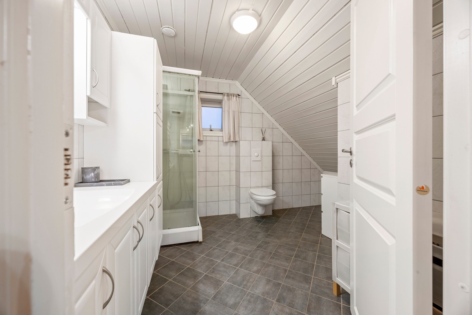 Bad/WC - 6,5 kvm. Innredet med servantskap, WC og dusjkabinett Galleribilde