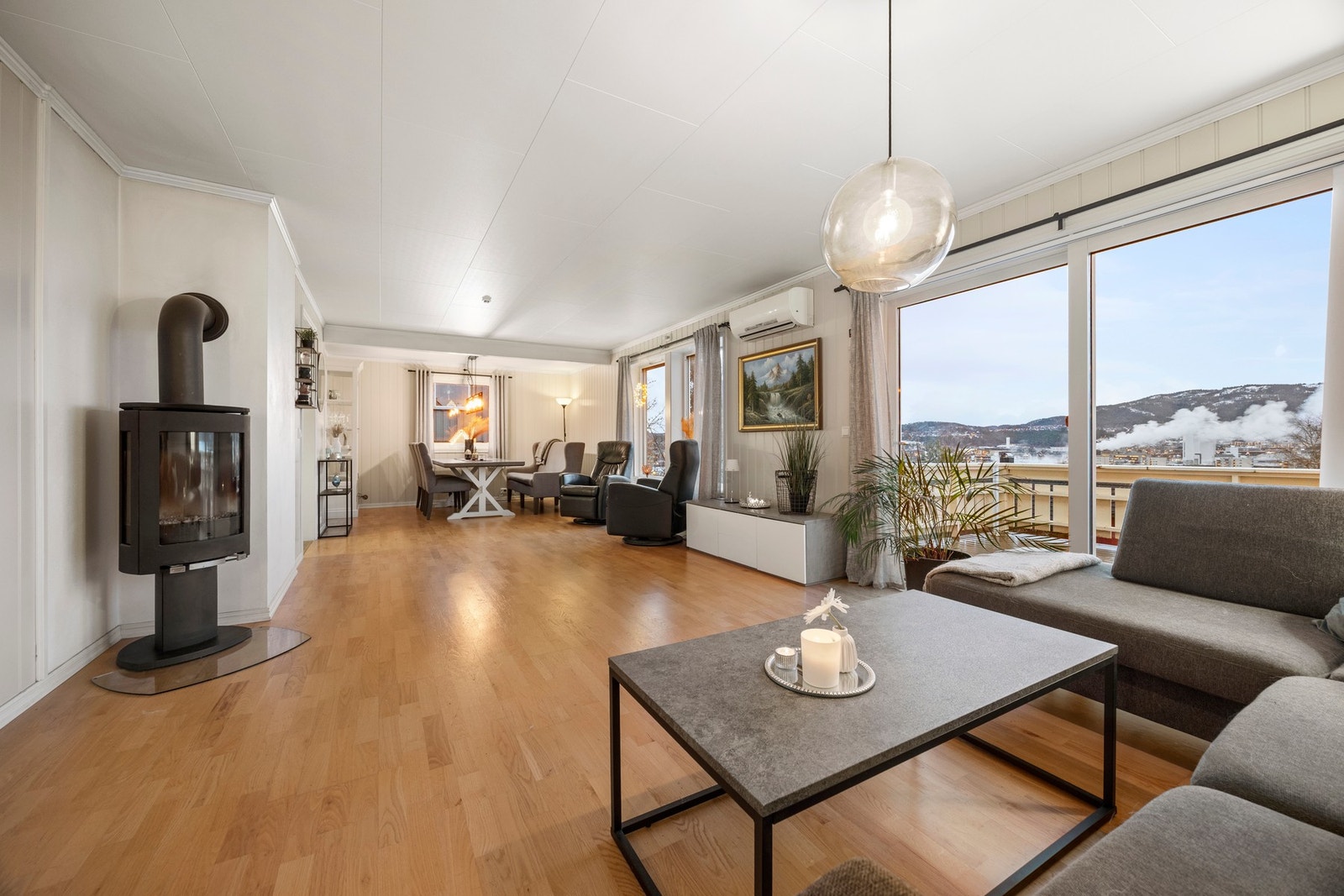 Det er oppvarming fra vedfyring, elektrisitet og varmepumpe Galleribilde