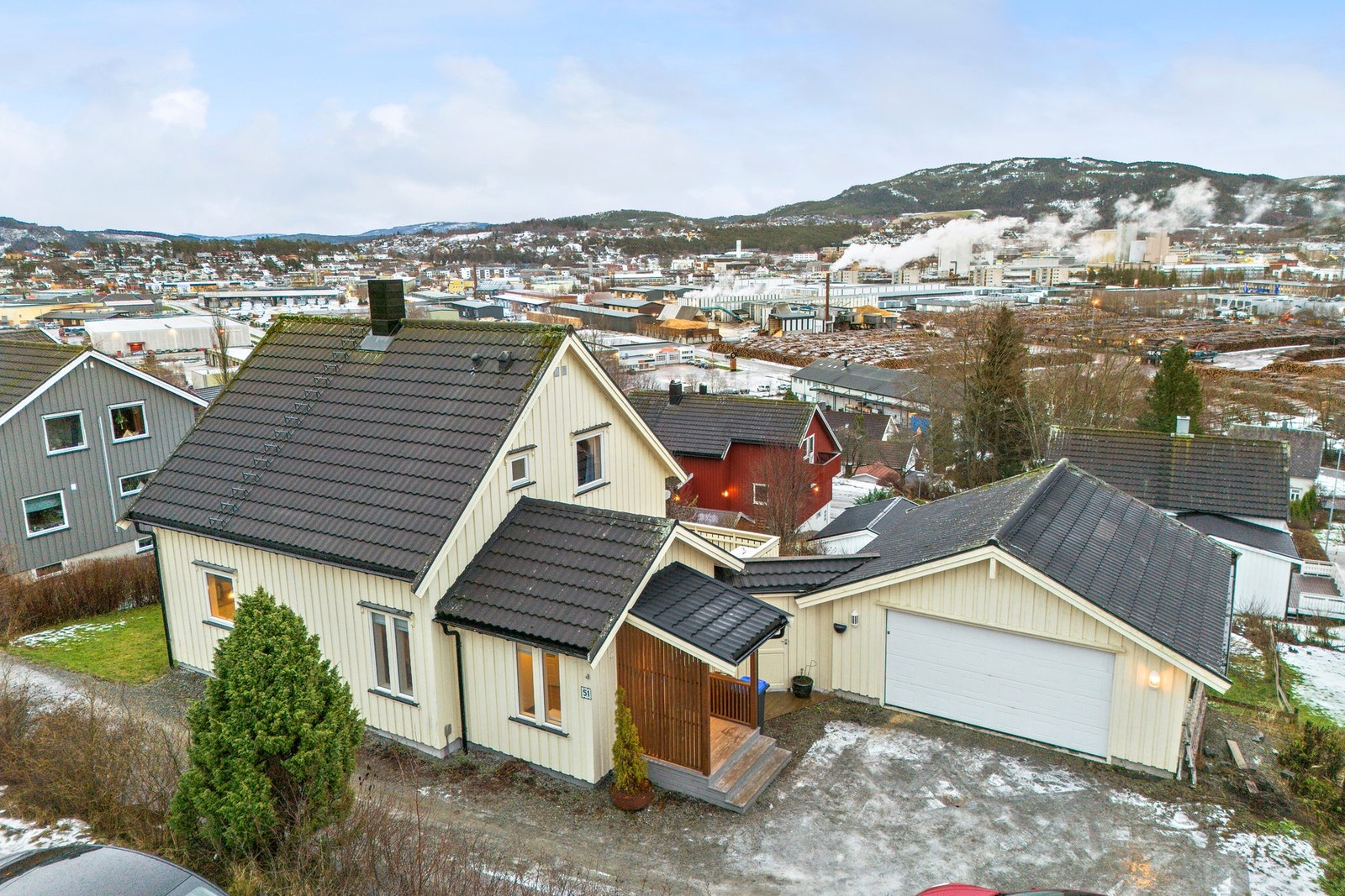 Innholdsrik enebolig med romslig garasje og pent opparbeidet tomt! Galleribilde