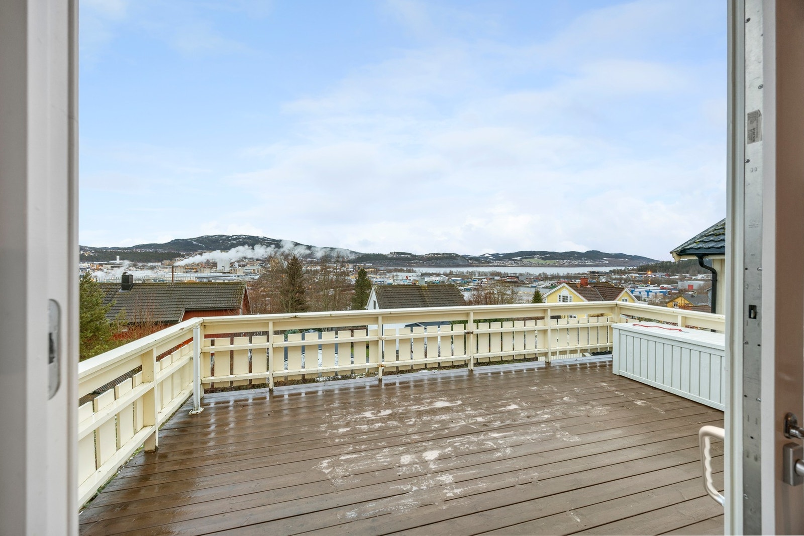 Fra stuen er det utgang til romslig terrasse Galleribilde