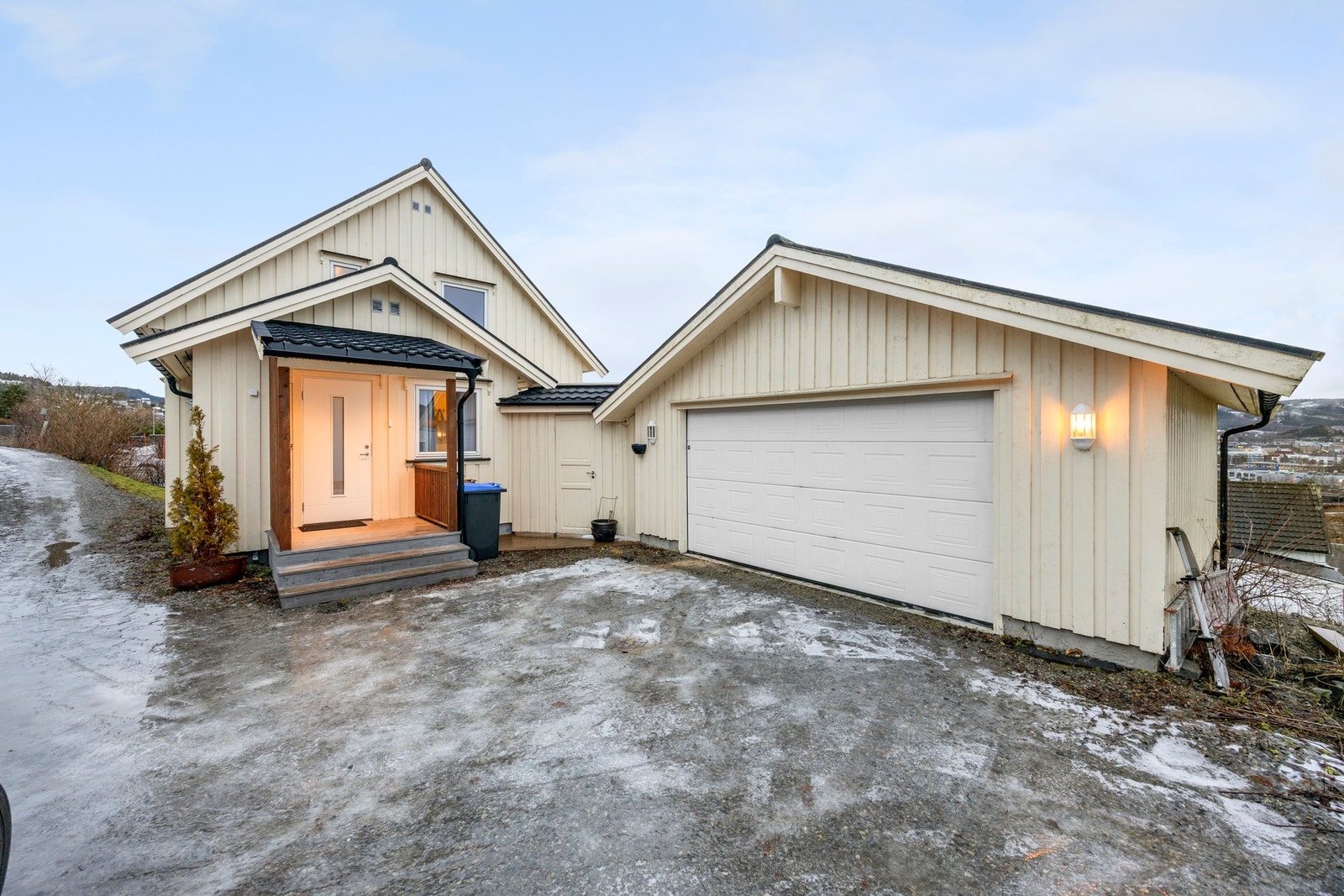 Takoverbygd inngangsparti fra 2020 og romslig dobbelgarasje fra 2010 Galleribilde