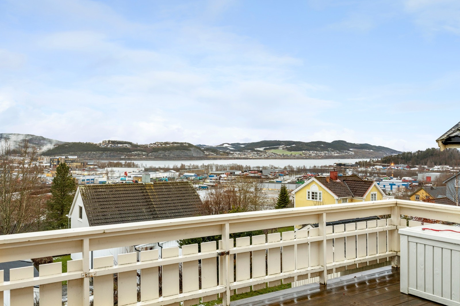 Her kan man nyte sol og god utsikt til fjorden! Galleribilde