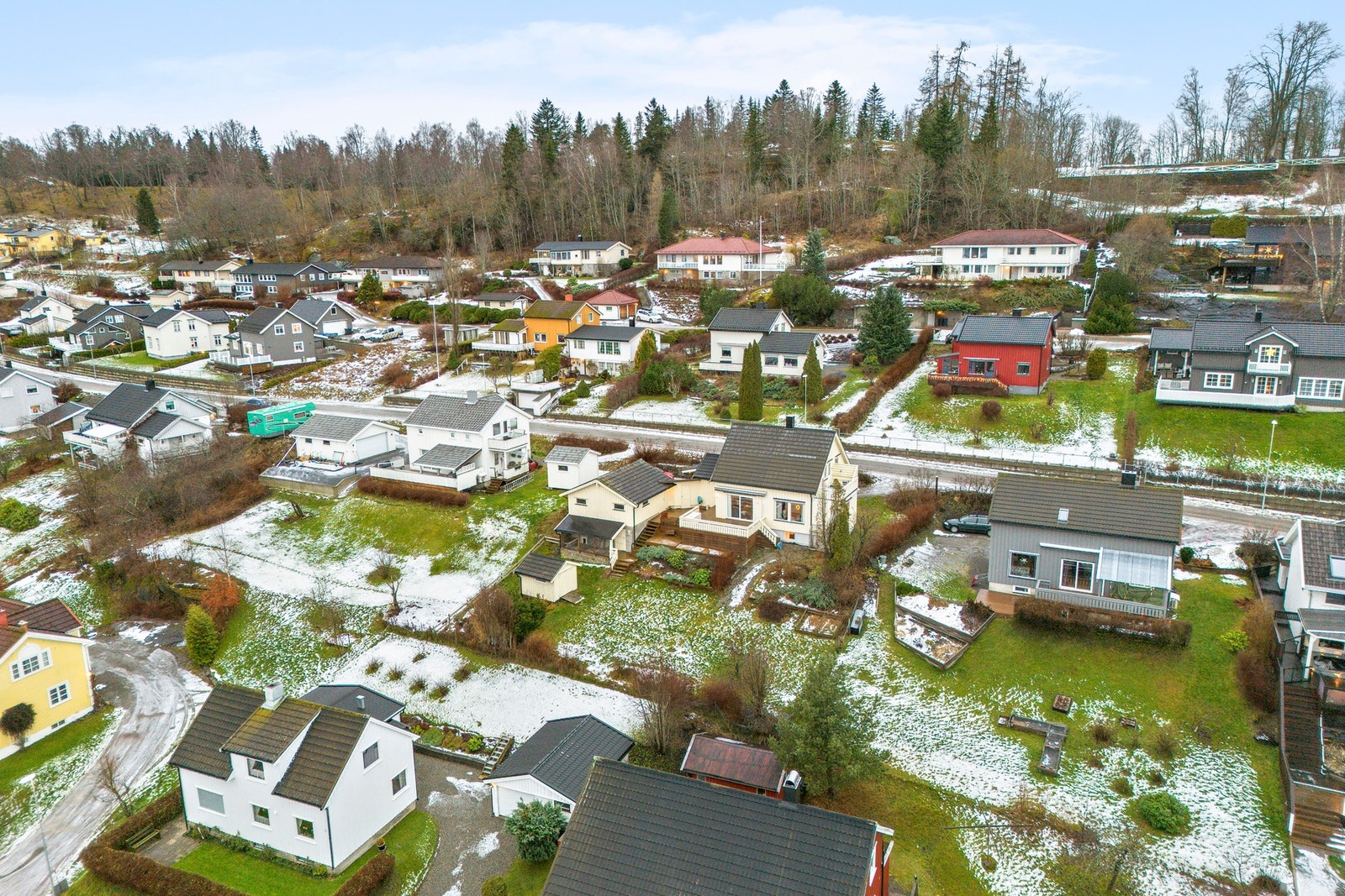 Eiendommen ligger høyt i Bogen med god utsikt over Steinkjer sentrum og fjorden Galleribilde