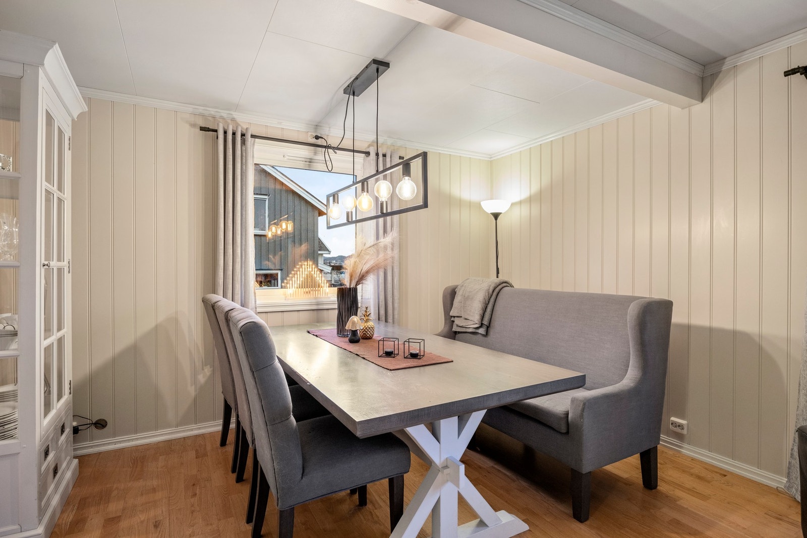 God plass til flere sittegrupper i stuen Galleribilde