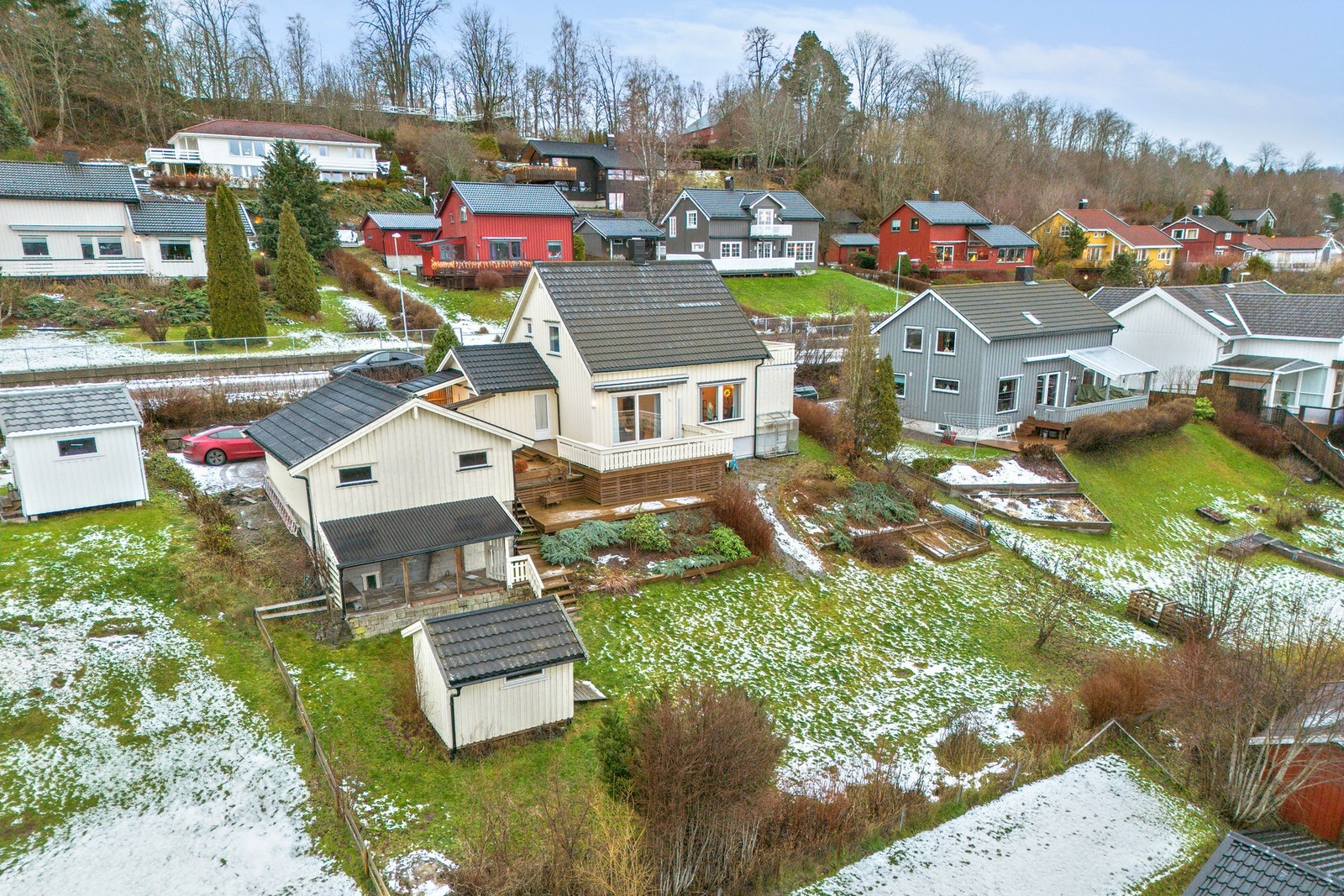 Tomten er beplantet med busker og trær Galleribilde