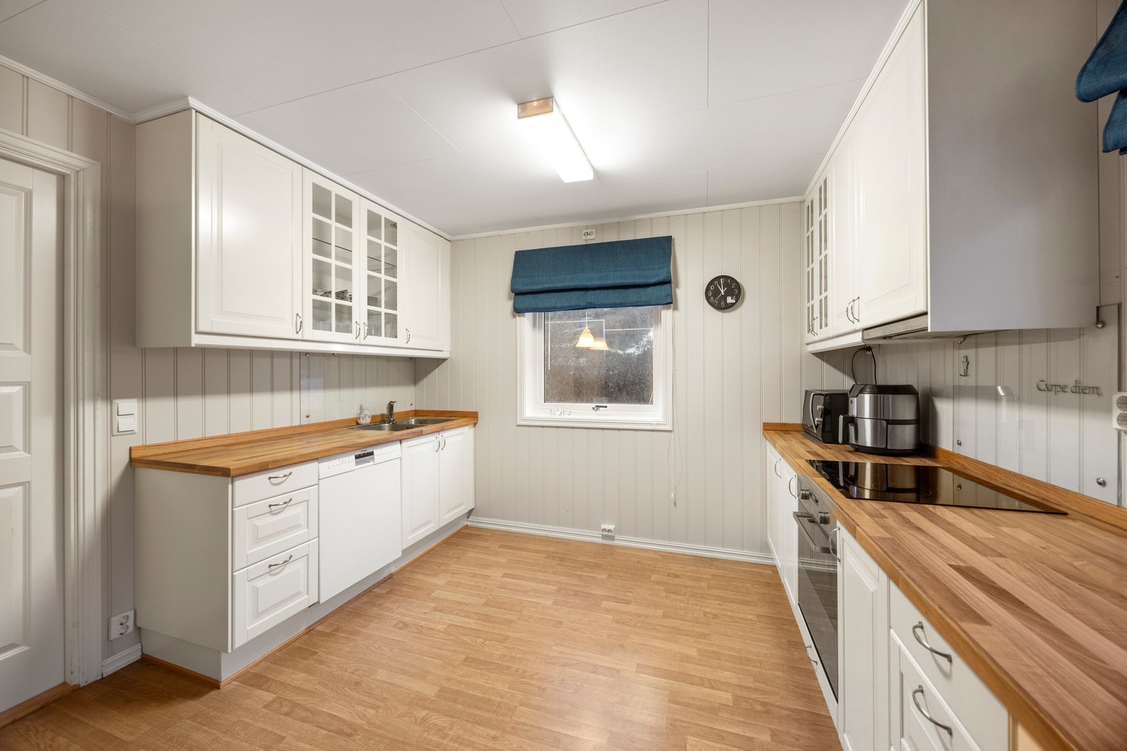 Kjøkken - 12 kvm Pen innredning med praktisk utforming! Galleribilde