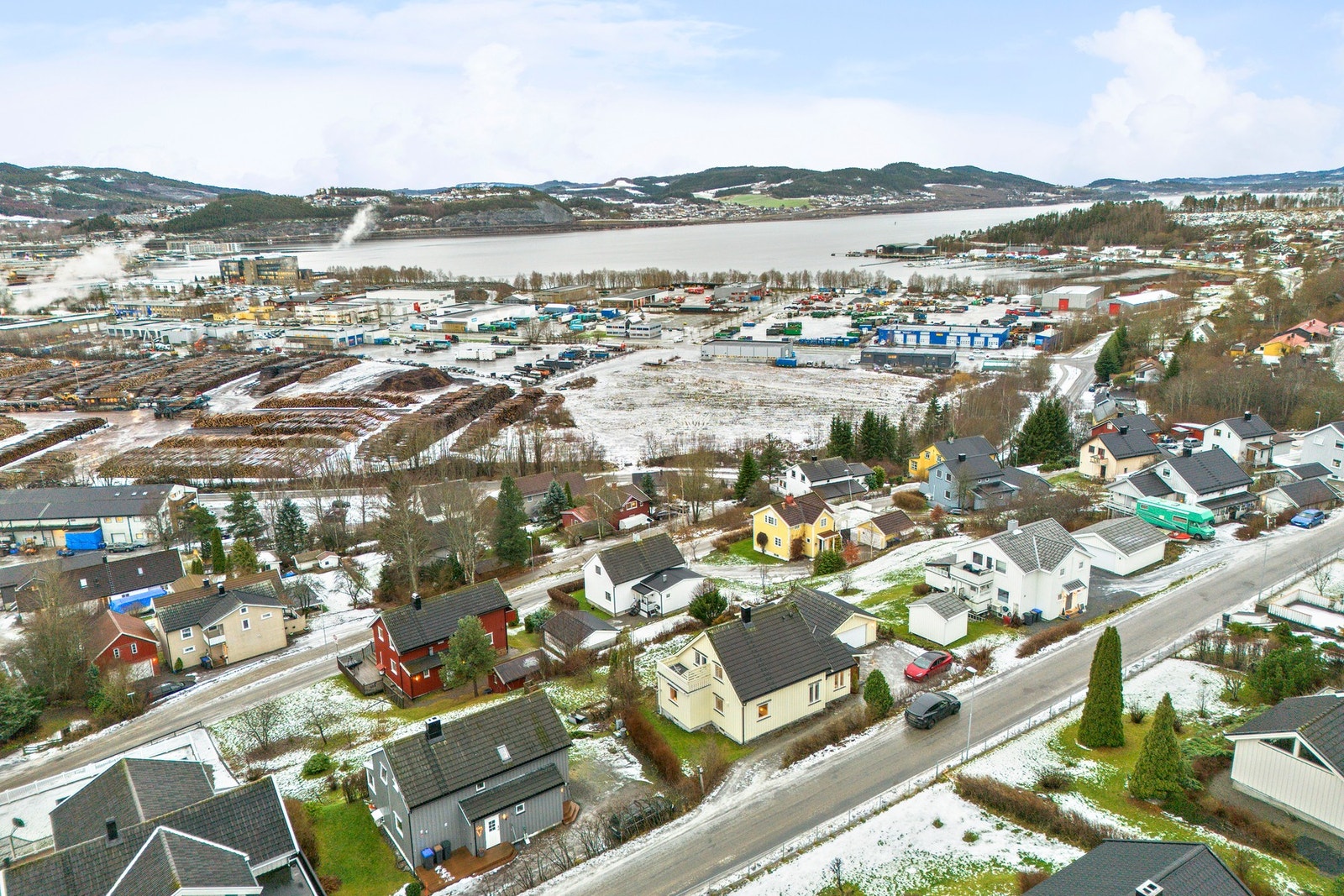 Kort vei til Steinkjer sentrum, Egge barne- og ungdomsskole, barnehager, idrettsanlegg, skistadion, Paradisbukta med Strand, m.m. Galleribilde