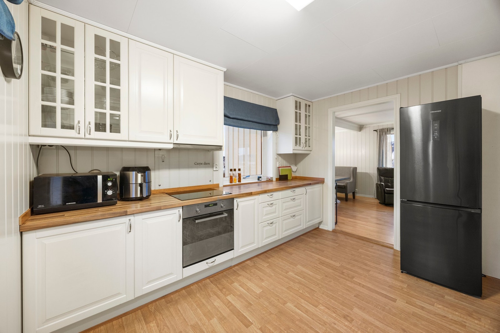 Det er integrert stekeovn og platetopp, samt avsatt plass for kjøleskap og oppvaskmaskin Galleribilde