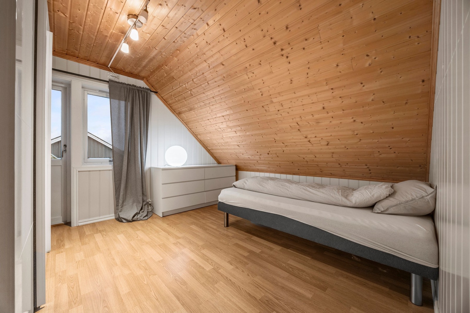 Soveom - 9,5 kvm. Dør ut til terrasse Galleribilde