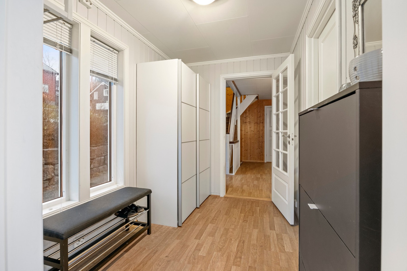 Entre - 5,5 kvm. Gang med trapp - 12 kvm. Galleribilde