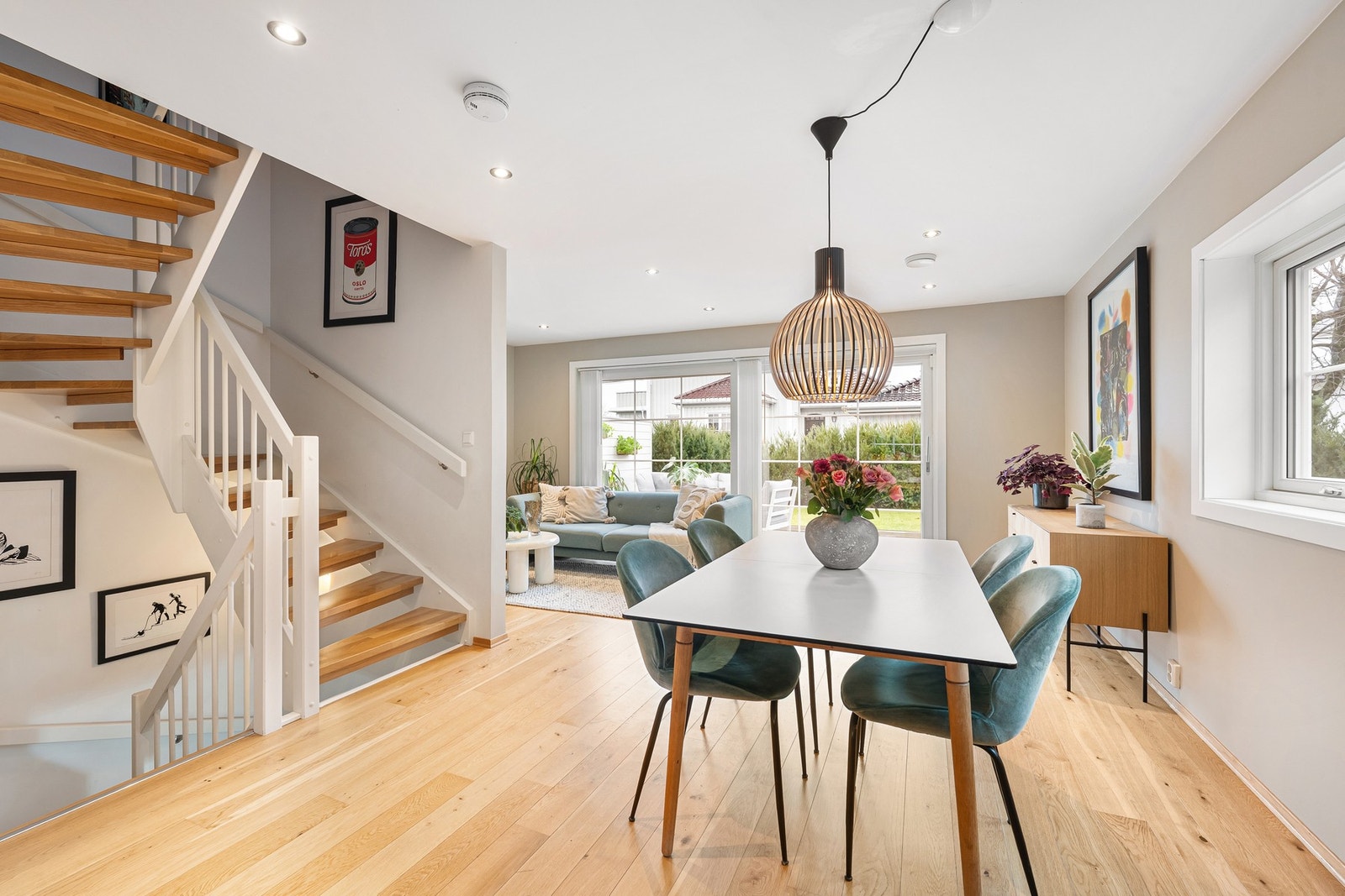 Åpen løsning mellom stue og kjøkken skaper et lyst og sosialt oppholdsrom for hele familien. Galleribilde