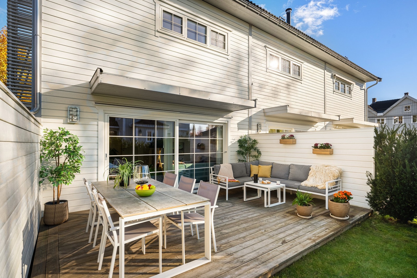 Markterrasse med romslig uteplass, vestvendt solforhold og skjermet beliggenhet med barlindhekk. Galleribilde