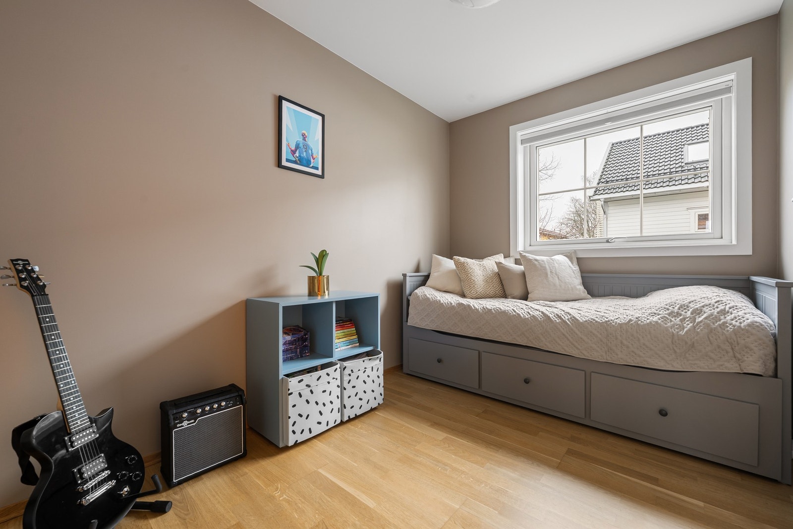 Soverom 2 er et lyst og anvendelig soverom - perfekt til barn, gjester eller hjemmekontor. Galleribilde