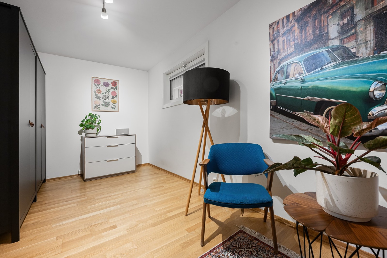 Disponibelt rom i kjelleren er innredet med lesekrok og oppbevaringsplass i garderobeskap (godkjent som trimrom/bod). Galleribilde