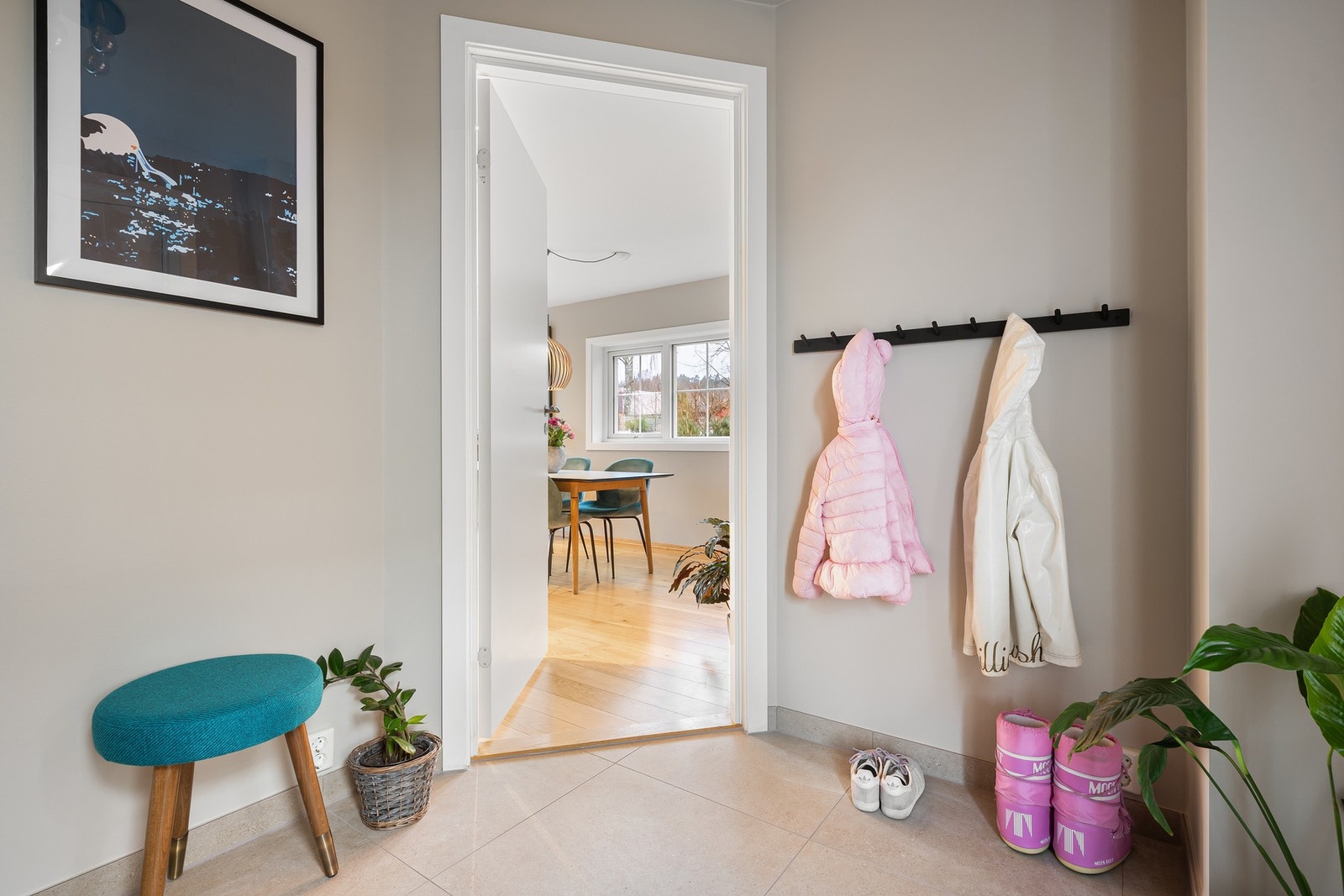 Innbydende entré med god romfølelse og fin overgang til stue og kjøkken. Galleribilde